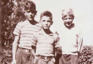 The Jyllilä brothers Olavi (on the left) and Erkki (in the middle) with their friend at their home yard in the late 1950s.