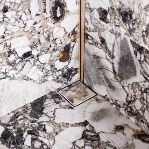 Lähikuva kylpyhuoneen marmorilaatasta.