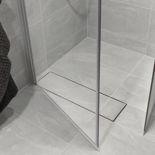 Lähikuva suihkunurkkauksen lattiakaivosta.